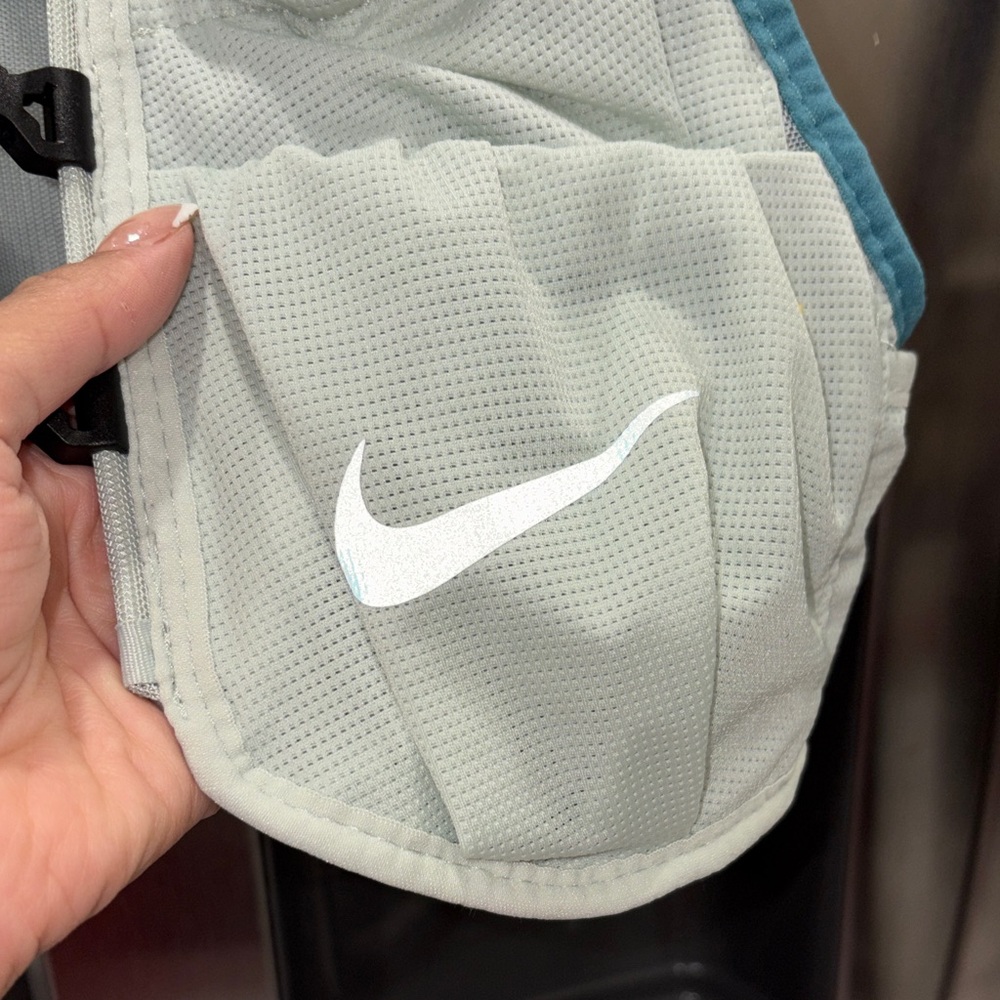 Nike Mint and Teal Mesh Running Vest - Picture 4 of 4